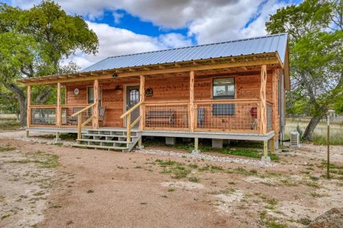 rustic cabin with firepit and grill 10 mins to main st