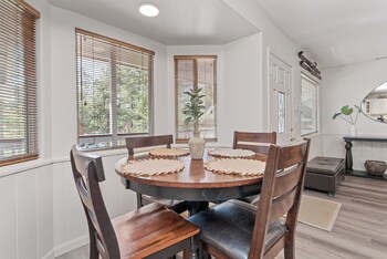 Serenity Knoll,203 Knoll Rd,2 star