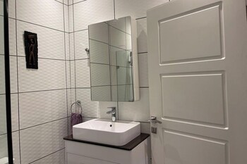 3 bed apartment sleeps 6 ensuites parking wifi