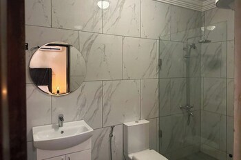 3 bed apartment sleeps 6 ensuites parking wifi