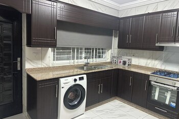 3 bed apartment sleeps 6 ensuites parking wifi