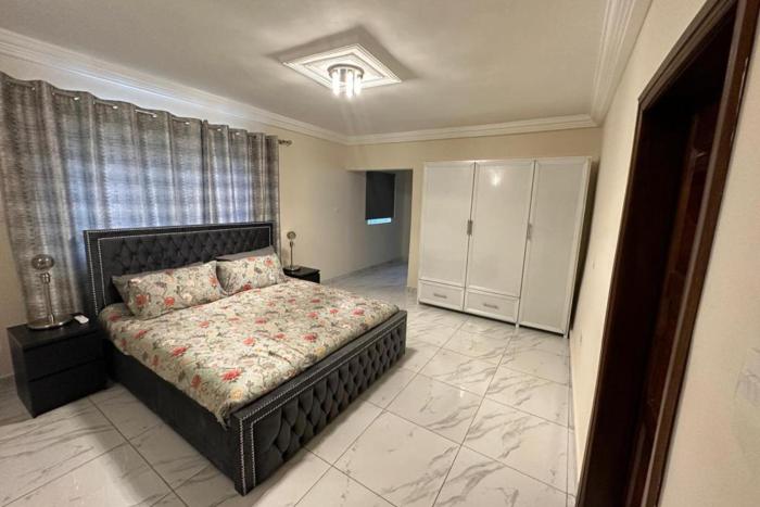 3 bed apartment sleeps 6 ensuites parking wifi