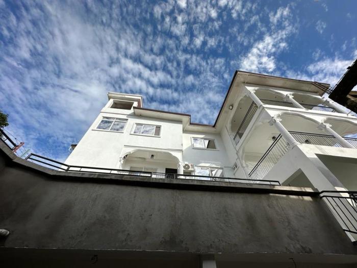 3 bed apartment sleeps 6 ensuites parking wifi