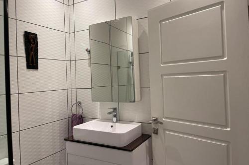 3 bed apartment sleeps 6 ensuites parking wifi