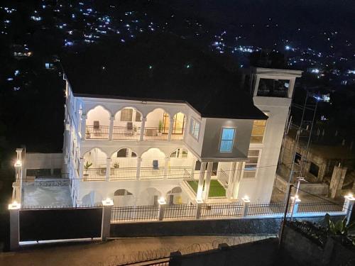 3 bed apartment sleeps 6 ensuites parking wifi