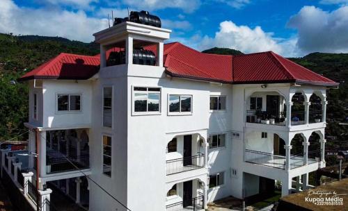 3 bed apartment sleeps 6 ensuites parking wifi