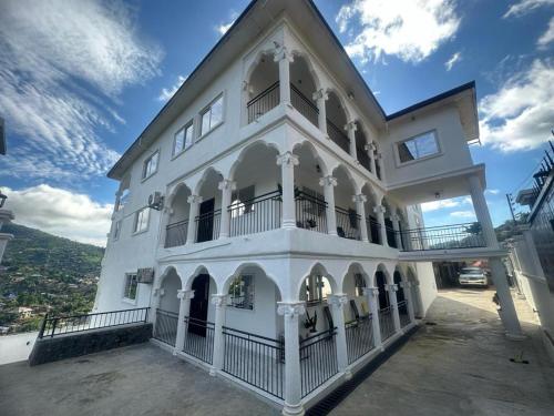 3 bed apartment sleeps 6 ensuites parking wifi