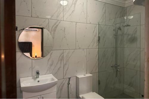 3 bed apartment sleeps 6 ensuites parking wifi