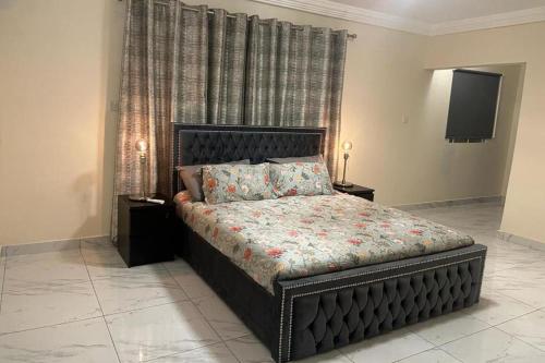 3 bed apartment sleeps 6 ensuites parking wifi