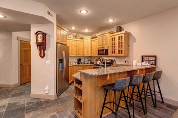 Town Pointe By Kbm,1000 Park Avenue,5 star