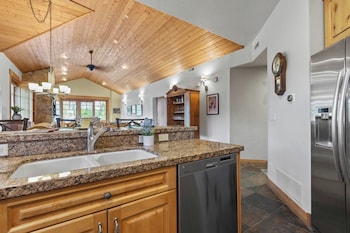 Town Pointe By Kbm,1000 Park Avenue,5 star