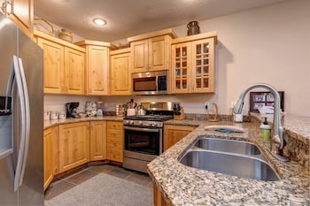 Town Pointe By Kbm,1000 Park Avenue,5 star