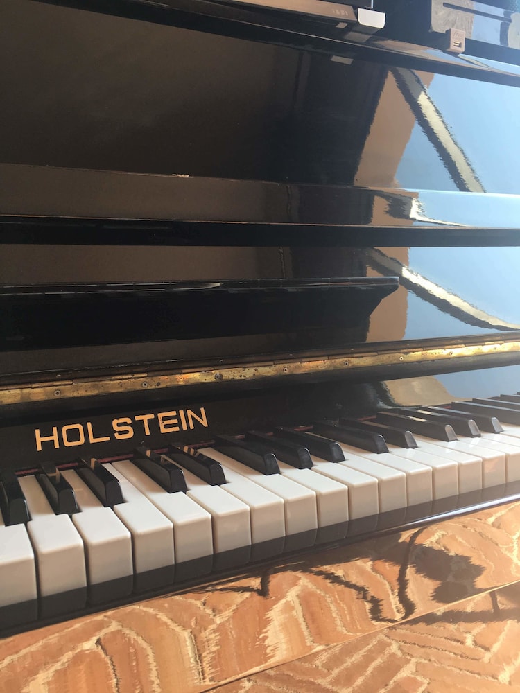 avocado hotel restaurant bar