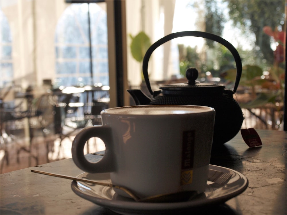 avocado hotel restaurant bar