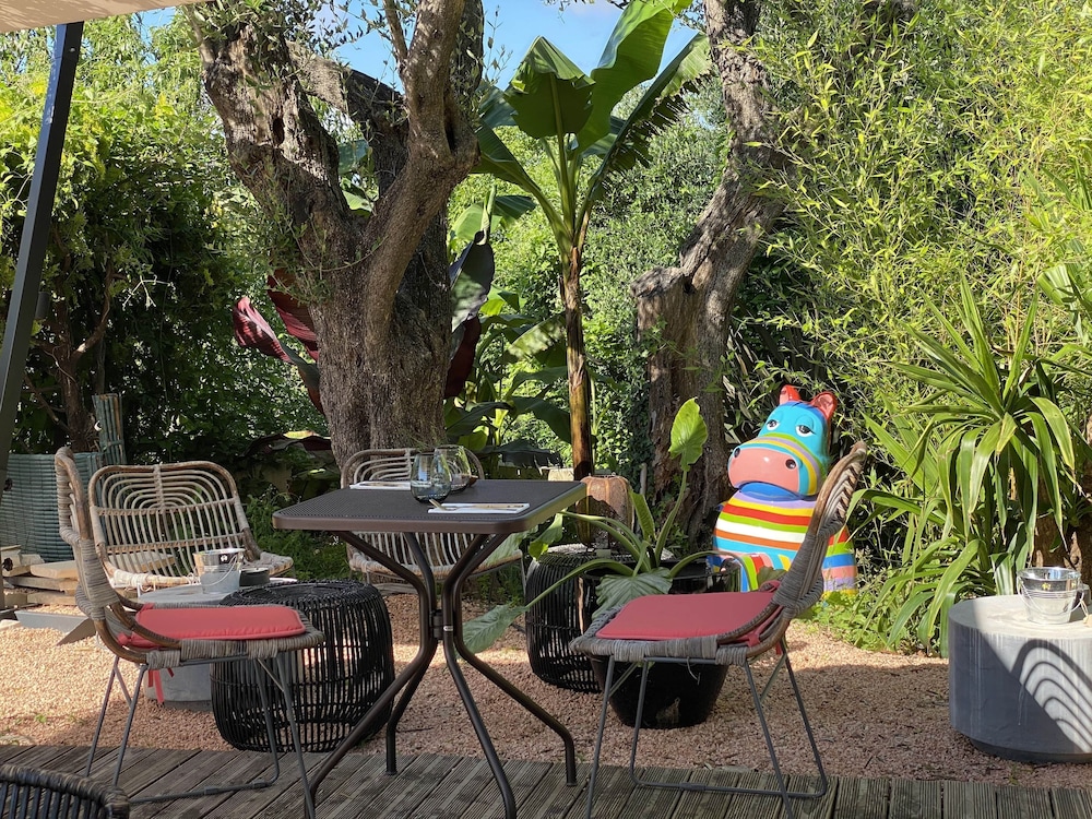 avocado hotel restaurant bar