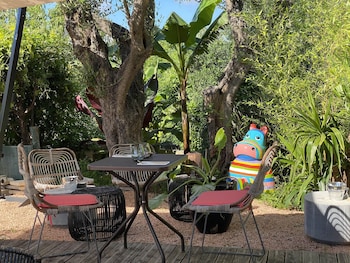 avocado hotel restaurant bar