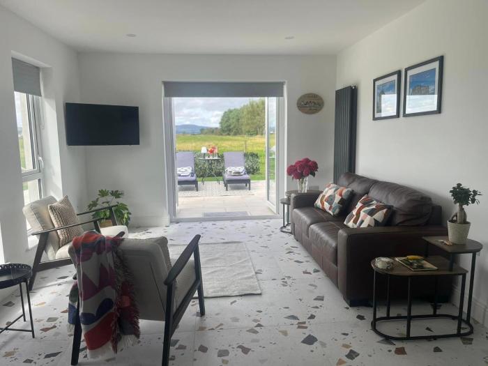 sunset cottage sleeps 6 parking garden