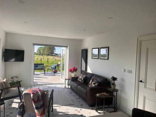 sunset cottage sleeps 6 parking garden
