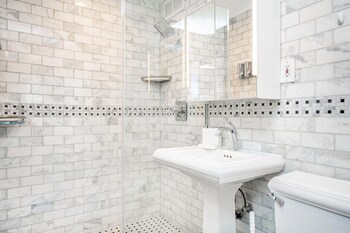 atl downtown condo with free parking