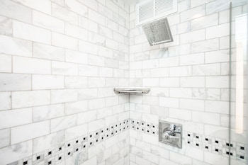 atl downtown condo with free parking