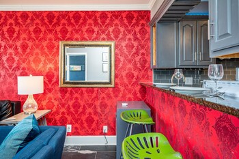 atl downtown condo with free parking