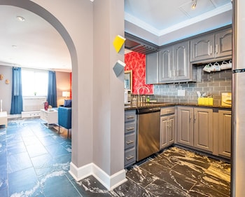 atl downtown condo with free parking
