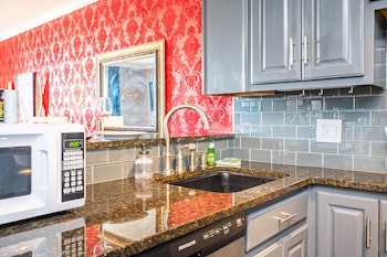 atl downtown condo with free parking