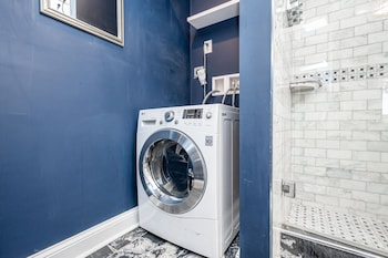 atl downtown condo with free parking