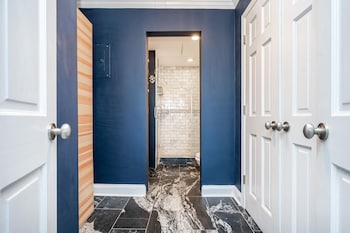 atl downtown condo with free parking