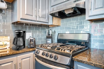 atl downtown condo with free parking