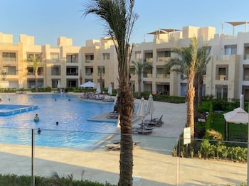 mangroovy magic poolview 1br in beachfront complex