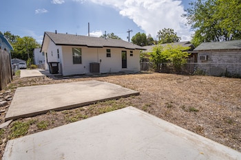 serene 2br 1ba residence in peaceful san antonio