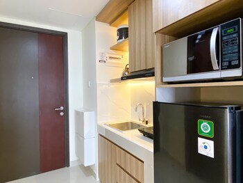 Homey And Warm Studio Room Pollux Chadstone Apartment,,3 star