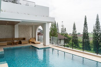 Sunrise City View Villa 9 Bedrooms With A Private Swimming Pool And A Billiard Table,Jalan Bukit Cemara Hijau, Mekarsaluyu,4 star