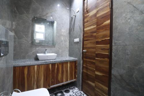 twamev couple friendly rajouri garden by the arrow