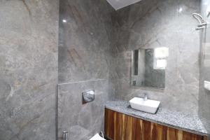 twamev couple friendly rajouri garden by the arrow
