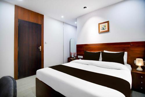 Hotel O Chinar Park Near Airport,Plot No 8/6,New Dindoli,4 star