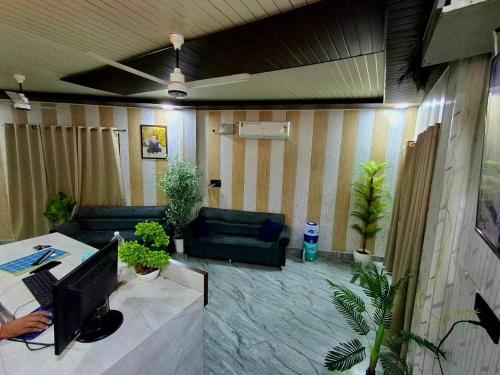 Hotel O By Oyo The Family Palace,Plot No-13 A Kaniganj Kami Ganj Ayodhya  Ayodhya, Ayodhya,4 star