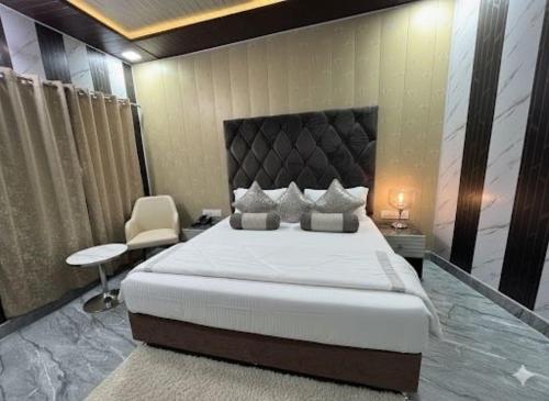 Hotel O By Oyo The Family Palace,Plot No-13 A Kaniganj Kami Ganj Ayodhya  Ayodhya, Ayodhya,4 star