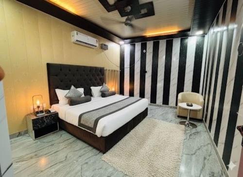Hotel O By Oyo The Family Palace,Plot No-13 A Kaniganj Kami Ganj Ayodhya  Ayodhya, Ayodhya,4 star