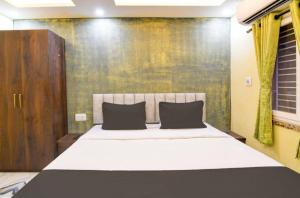 the crown inn madhyamgram