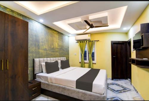 The Crown Inn Madhyamgram,,3 star