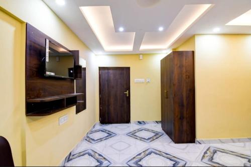 the crown inn madhyamgram