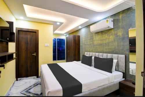 the crown inn madhyamgram