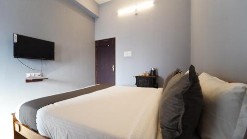 Hotel O Grey Luxury,93/1, Palakkad Main Road,  Kuniyamuthur, Coimbatore,3 star