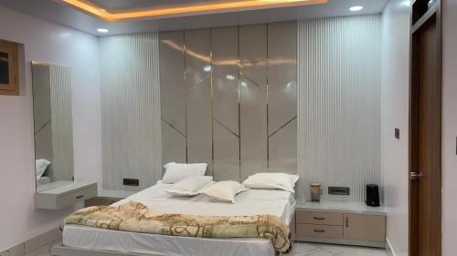 Shree Laxmi Banquet And Hotel,,3 star