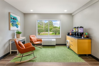 Spark By Hilton Freeport,107 Us Route 1,2 star