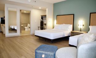 livsmart studios by hilton clarksville