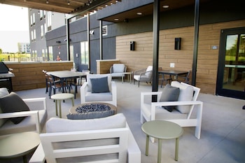 livsmart studios by hilton clarksville