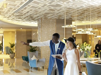 Two Seasons Hotel & Apartments,,4 star